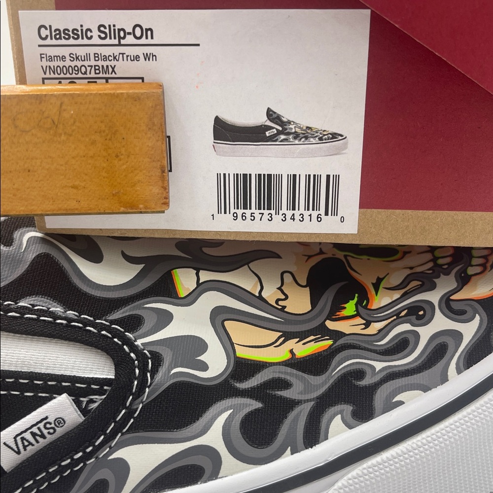 Vans WMNS Classic Slip-On
Flame Skull Black/True White
VN0009Q7BMX Sneakers - Picture 16 of 16